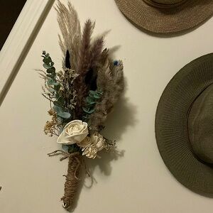 I make flower bouquets from real dried flowers and hemp.